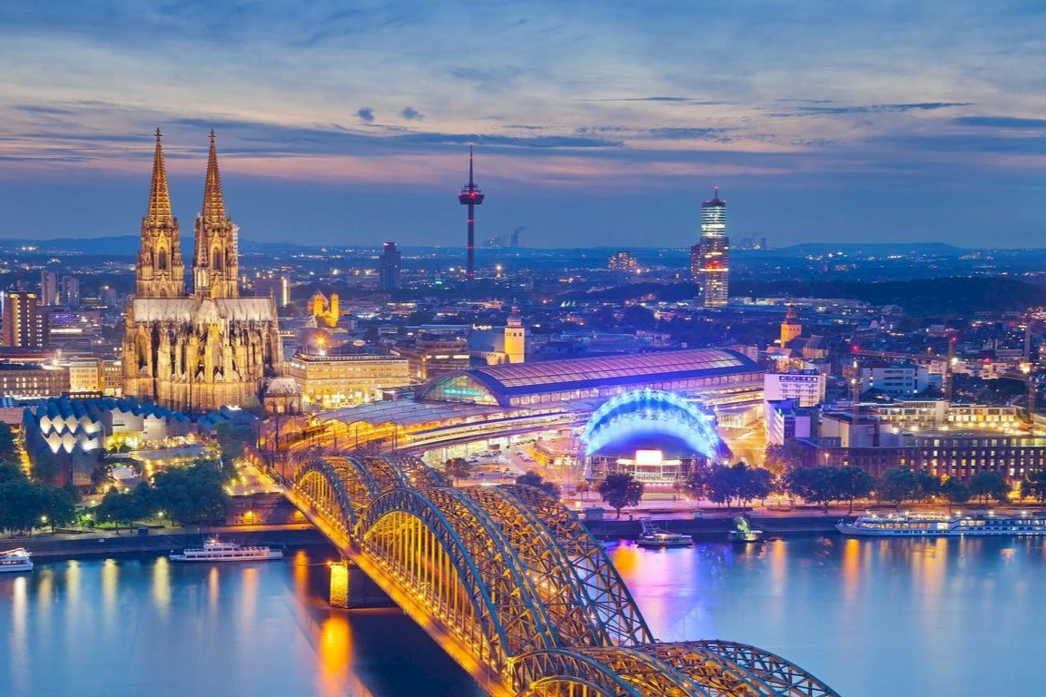 REN NEHRİ'NDE NOEL PAZARLARI